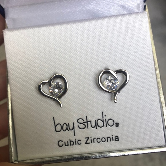 Cubic zirconia heart studs - Picture 1 of 3